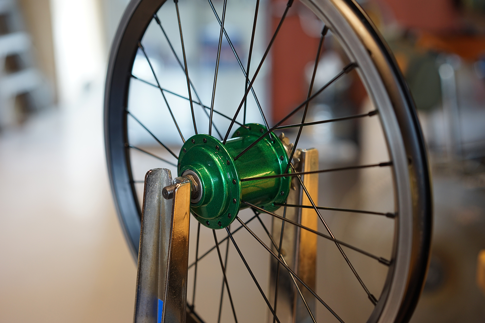 Color coating the hubs to match your Brompton Petrelli on wheels
